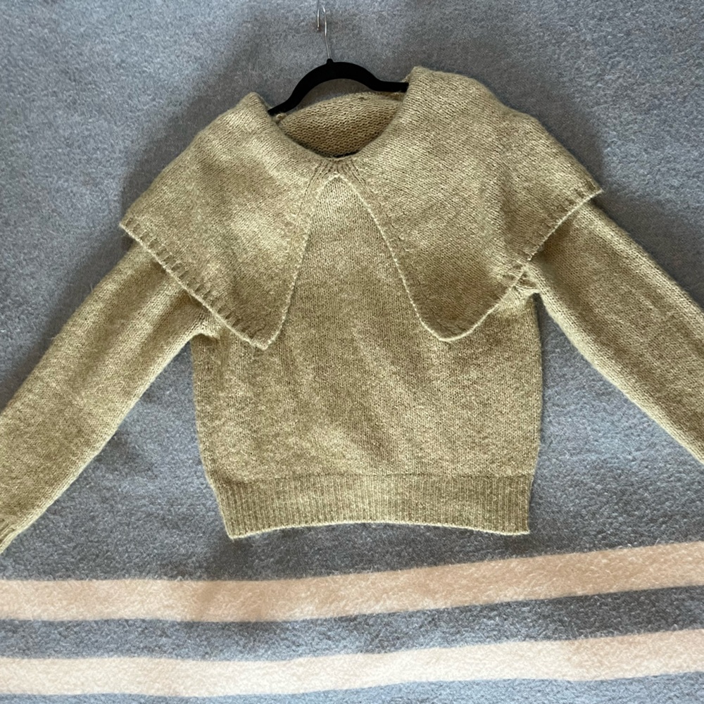 Sweater with collar